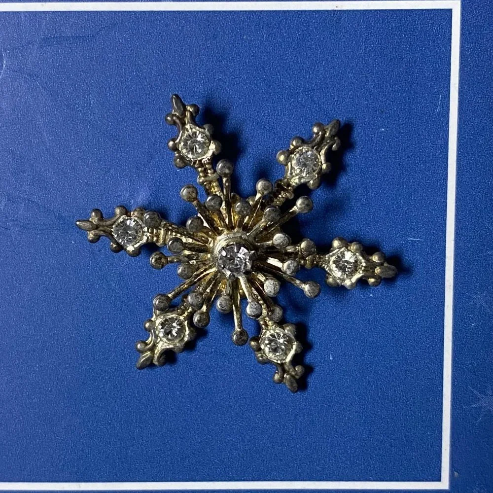Vintage‎ 2001 Snowflake Brooch Season's Greetings Christmas Jewelry USA Made